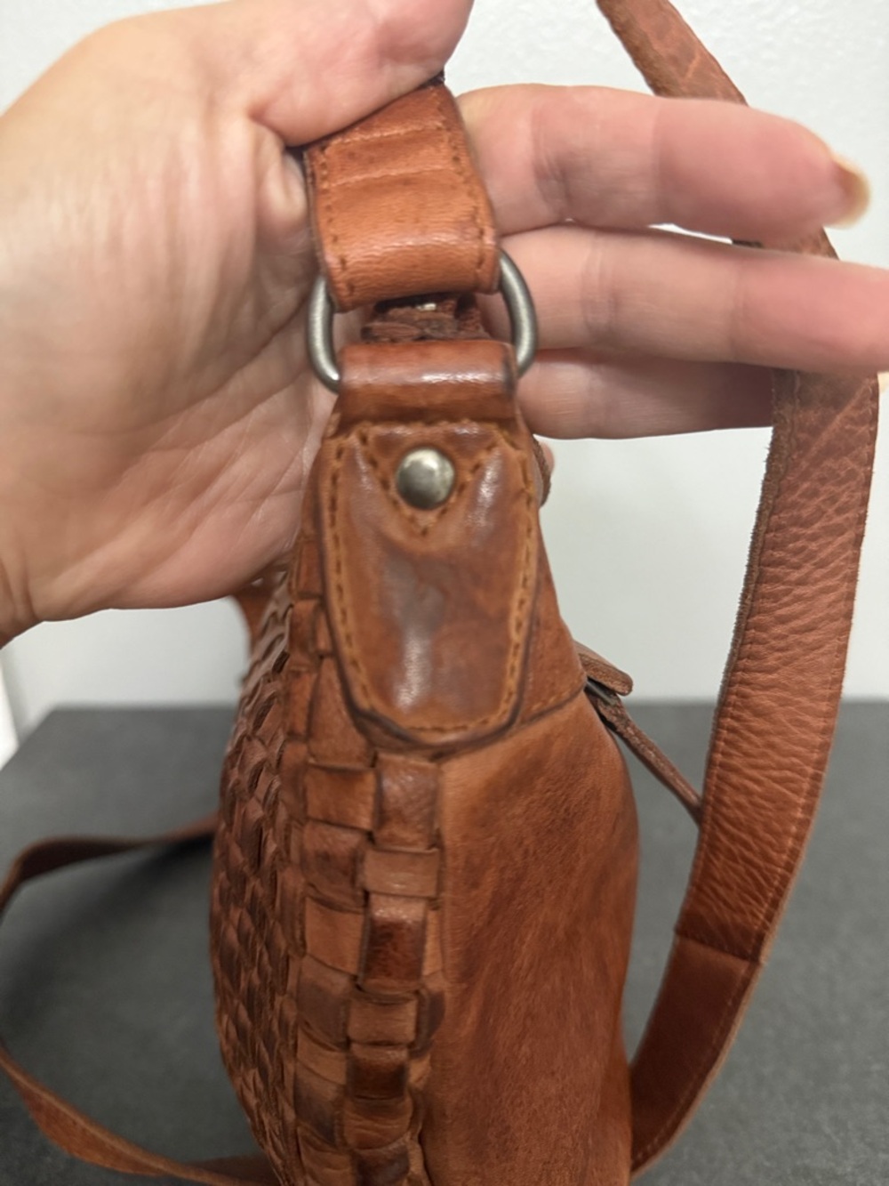 Preloved Vilenca Holland Woven Leather Crossbody Bag in Cognac - Picture 6 of 11